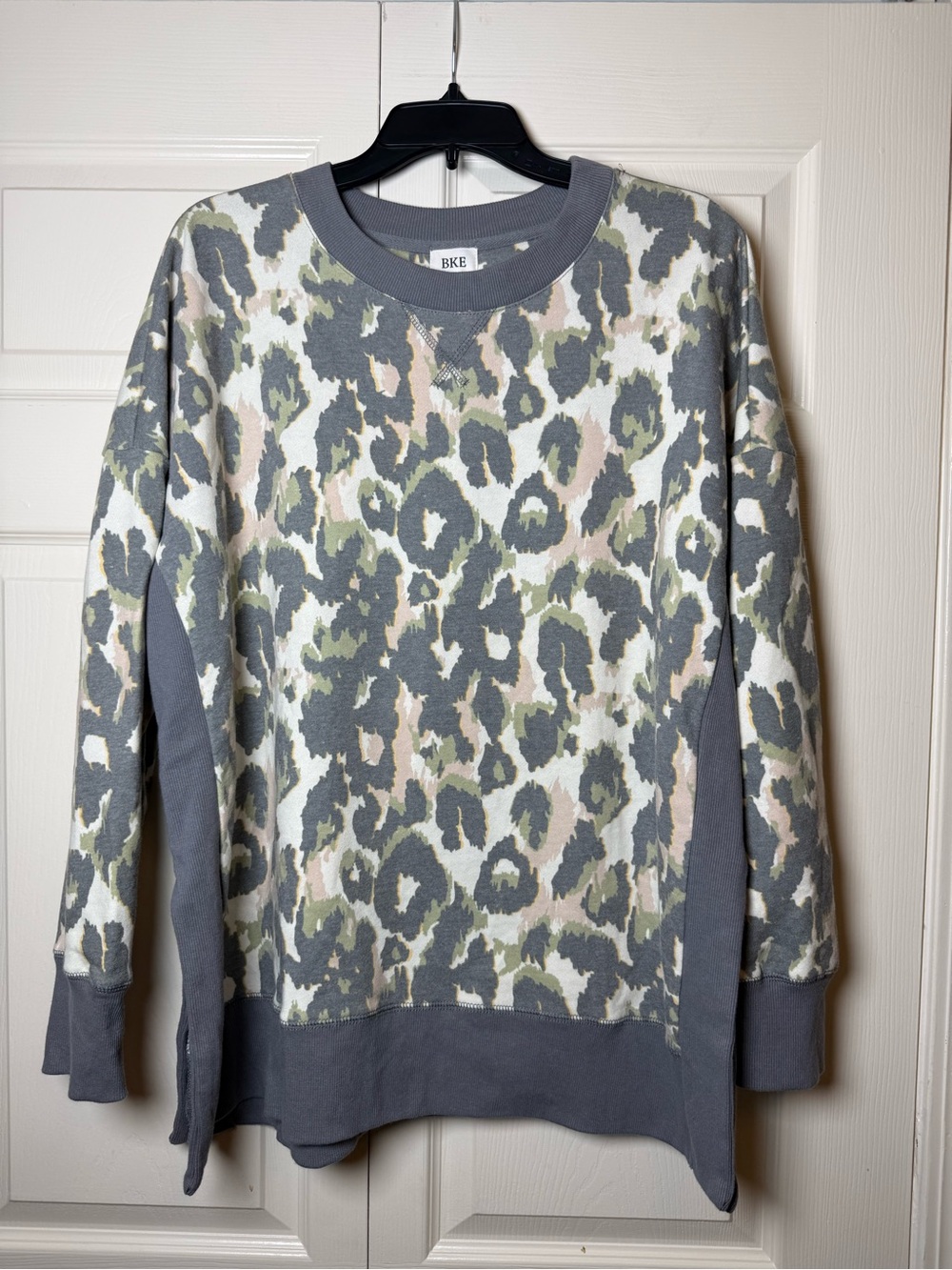 BKE‎ Leopard Print Sweatshirt Pullover - Picture 2 of 6